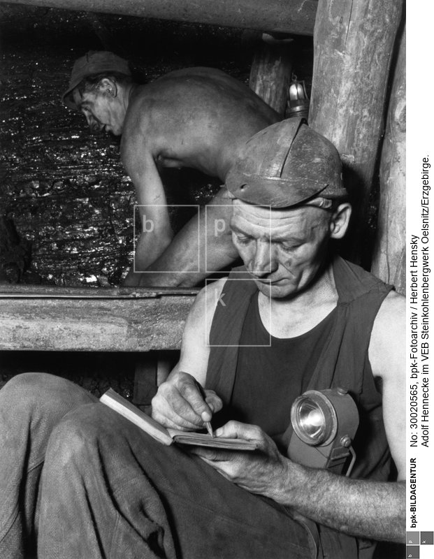Hennecke gab am 13. Oktober 1948 mit einer Schichtleistung von 24,4 m³ (387 % der Norm) den Anstoß zur Aktivisten- (Hennecke-) Bewegung in der DDR-Wirtschaft nach dem Vorbild der sowjetischen Stachanow-Methode.<BR>Aufnahmedatum: 1948<BR>Material/Technik: Foto<BR>Aufnahmeort: Oelsnitz (Sachsen)<BR>Inventar-Nr.: Hy 0276/0419-3.R., 3.v.l.<BR>