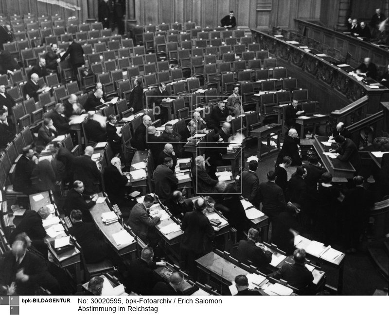Die Fraktion der NSDAP hat bis auf wenige Ausnahmen den Saal verlassen. Stehend an seinem Platz in der zweiten Reihe Joseph Geobbels. In der Bildmitte in der ersten Reihe der Reichstagsvizepräsident Thomas Esser; zwei Reihen dahinter der Alterspräsident Karl Herold.<BR>Aufnahmedatum: Oktober 1930<BR>Material/Technik: Foto<BR>Aufnahmeort: Berlin<BR>Inventar-Nr.: Sa D065<BR>