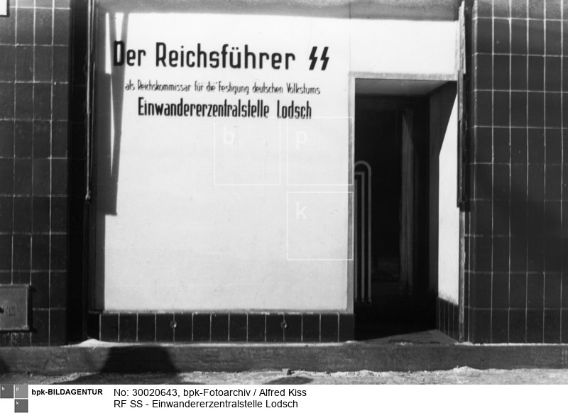 Der Reichsführer SS als Reichskommissar für die Festigung deutschen Volkstums - Einwanderzentralstelle Lodsch<BR>Aufnahmedatum: um 1940<BR>Material/Technik: Foto<BR>Aufnahmeort: Lodz (Lodsch, 1940-45 Litzmannstadt), Reichsgau Posen (1939-40), Reichsgau Wartheland (1940-45), Deutsches Reich (durch Annexion) / Łódź, Polen<BR>Inventar-Nr.: Ki II/234/02<BR>