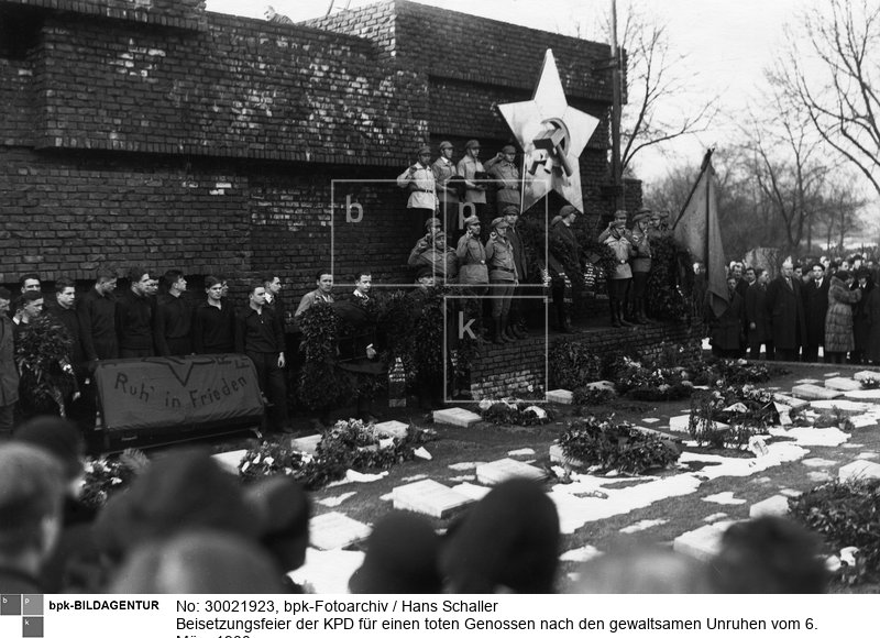 Fotograf: Hans Schaller <BR> Mitglieder des Rotfrontkämperbundes und der "Roten Matrosen" erweisen dem Toten auf dem Friedhof in Friedrichsfelde vor dem Revolutionsdenkmal die letzte Ehre. <BR> Motiv 2 von 2 <BR> Aufnahmedatum: 17.03.1930 <BR> Aufnahmeort: Berlin <BR> Inventar-Nr.: Sl 90 <BR> Systematik:  <BR> Geschichte / Deutschland / 20. Jh. / Weimarer Republik / Parteien und Wahlen / KPD / Kundgebungen, Veranstaltungen / Trauerzüge, -feiern