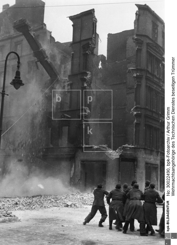 Fotograf: Arthur Grimm <BR> zerbombter Gebäude <BR> Aufnahmedatum: Herbst 1944 <BR> Aufnahmeort: Berlin <BR> Inventar-Nr.: Gm WII298-20 <BR> Systematik:  <BR> Geschichte / Weltkrieg II / Luftkrieg / Deutschland / Berlin / Bevölkerung / Aufräumung