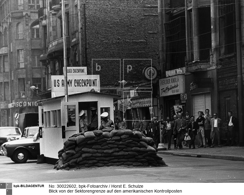 Aufnahmedatum: 20.08.1961 <br> Aufnahmeort: Berlin <br> Inventar-Nr.: Sz 370-0 <br> Systematik:  <br> Geschichte / Deutschland / 20. Jh. / West-Berlin 1949-1990 / Mauer / Checkpoint Charlie