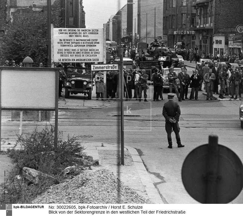 Aufnahmedatum: 20.08.1961 <br> Aufnahmeort: Berlin <br> Inventar-Nr.: Sz 370-4 <br> Systematik:  <br> Geschichte / Deutschland / 20. Jh. / West-Berlin 1949-1990 / Mauer / Checkpoint Charlie