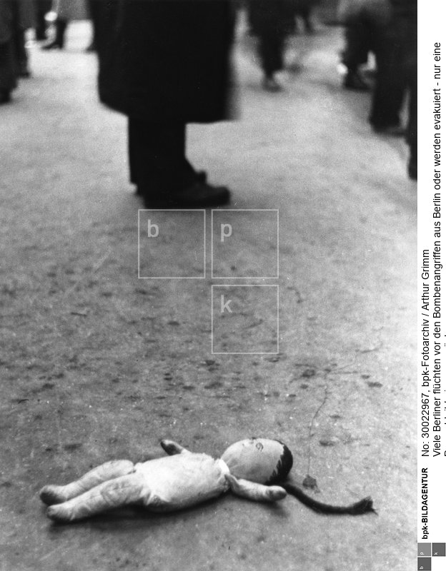 Aufnahmedatum: Januar/Februar 1945<BR>Aufnahmeort: Berlin<BR>Inventar-Nr.: Gm WII184-25a<BR>Systematik: <BR>Geschichte / Weltkrieg II / Luftkrieg / Deutschland / Berlin / Bevölkerung / Evakuierung, Flüchtlinge