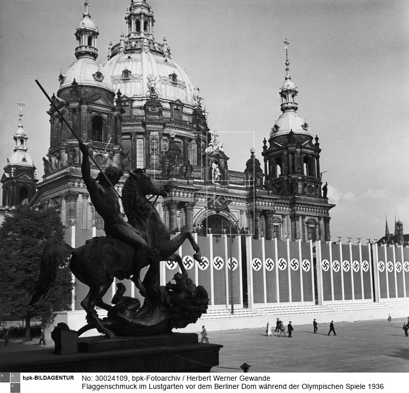 Aufnahmedatum: 1936<BR>Aufnahmeort: Berlin<BR>Inventar-Nr.: Gw 4293<BR>Systematik: <BR>Geschichte / Deutschland / 20. Jh. / NS-Zeit / Propaganda / Straßenschmuck