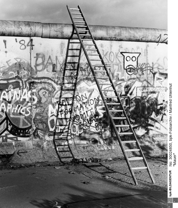 Fotograf: Manfred Uhlenhut<BR>Aufnahmedatum: 11.11.1989<BR>Aufnahmeort: Berlin (West)<BR>Systematik: <BR>Geschichte / Deutschland / 20. Jh. / West-Berlin 1949-1990 / Mauer / Mauerfall / Allgemeines / 1989