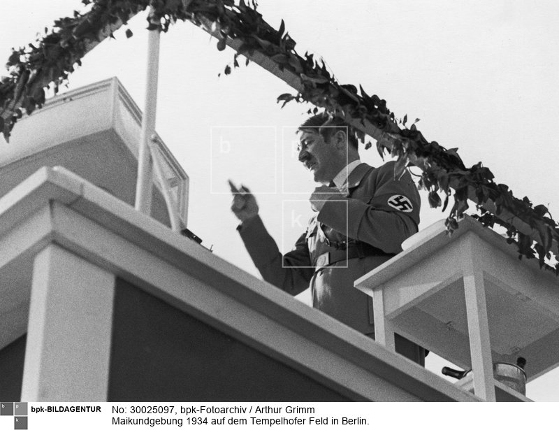 Adolf Hitler auf der Rednertribüne<BR>Aufnahmedatum: 01.05.1934<BR>Material/Technik: Foto<BR>Aufnahmeort: Berlin<BR>Inventar-Nr.: Gm NS0089-<BR>
