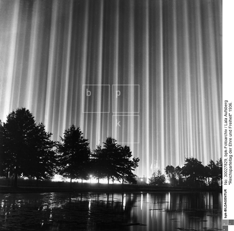 Der "Lichtdom", nach einer Idee von Albert Speer<BR>Motiv 1 von 3<BR>Aufnahmedatum: September 1936<BR>Aufnahmeort: Nürnberg<BR>Inventar-Nr.: Au 10990<BR>Systematik: <BR>Geschichte / Deutschland / 20. Jh. / NS-Zeit / NSDAP / Reichsparteitage / Nürnberg 1936 / "Lichtdom"