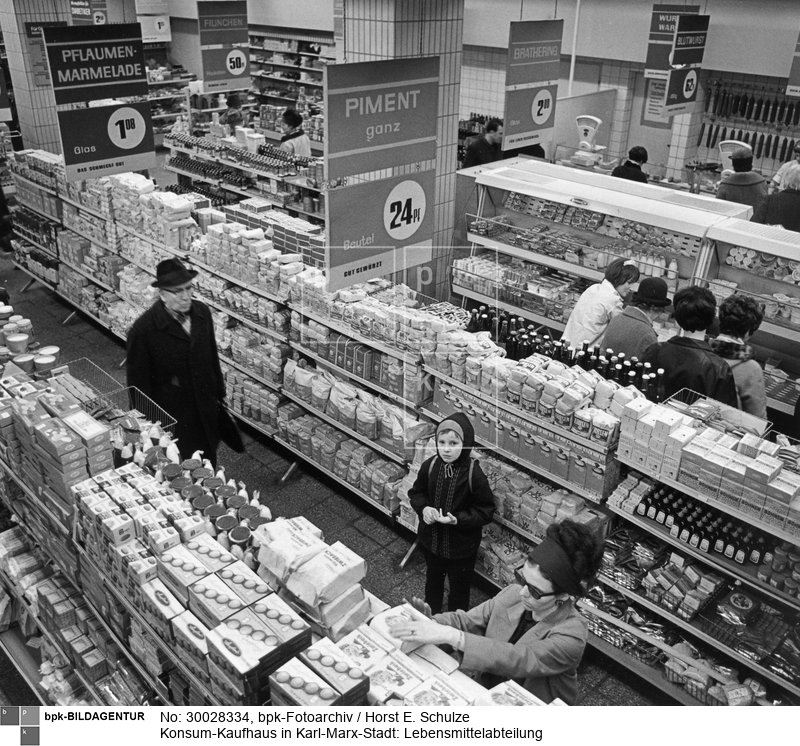 Aufnahmedatum: 1969<BR>Aufnahmeort: Karl-Marx-Stadt<BR>Inventar-Nr.: Sz 1080/16-175<BR>Systematik: <BR>Geschichte / Deutschland / 20. Jh. / DDR / Wirtschaft / Handel / Einzelhandel und Märkte / Geschäfte / Kauf- und Warenhäuser