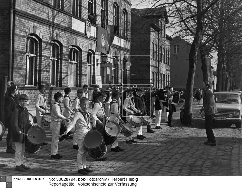 Volksentscheid über die Annahme der neuen Verfassung der DDR, 6. Februar 1968; Abstimmungslokal in Königs Wusterhausen (?)<BR>Aufnahmedatum: 06.04.1968<BR>Material/Technik: Foto<BR>Aufnahmeort: angeblich Königs Wusterhausen, Kreis Königs Wusterhausen, Bezirk Potsdam, DDR<BR>Inventar-Nr.: Fg 1575/10-08<BR>