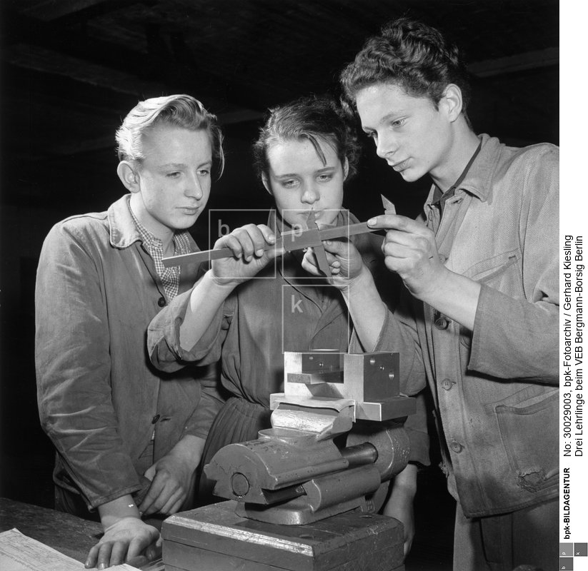 Aufnahmedatum: 1952<BR>Aufnahmeort: Berlin (Ost)<BR>Inventar-Nr.: Ks 0566-07<BR>Systematik: <BR>Geschichte / Deutschland / 20. Jh. / DDR / Wirtschaft / Industrie / Allgemeines / Lehrlingsausbildung