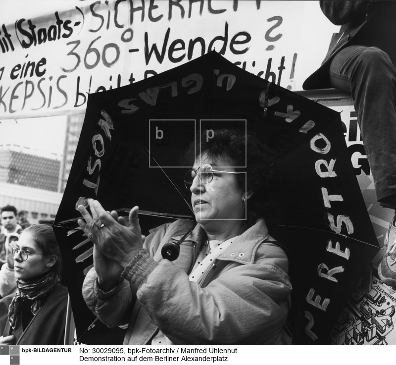 für Presse-, Meinungs- und Versammlungsfreiheit sowie für freie Wahlen<BR>Motiv 18 von 18<BR>Aufnahmedatum: 04.11.1989<BR>Aufnahmeort: Berlin (Ost)<BR>Systematik: <BR>Geschichte / Deutschland / 20. Jh. / DDR / Gesellschaftliche Bewegungen / Bürgerrechtsbewegung / Demonstrationen / 4.November 1989