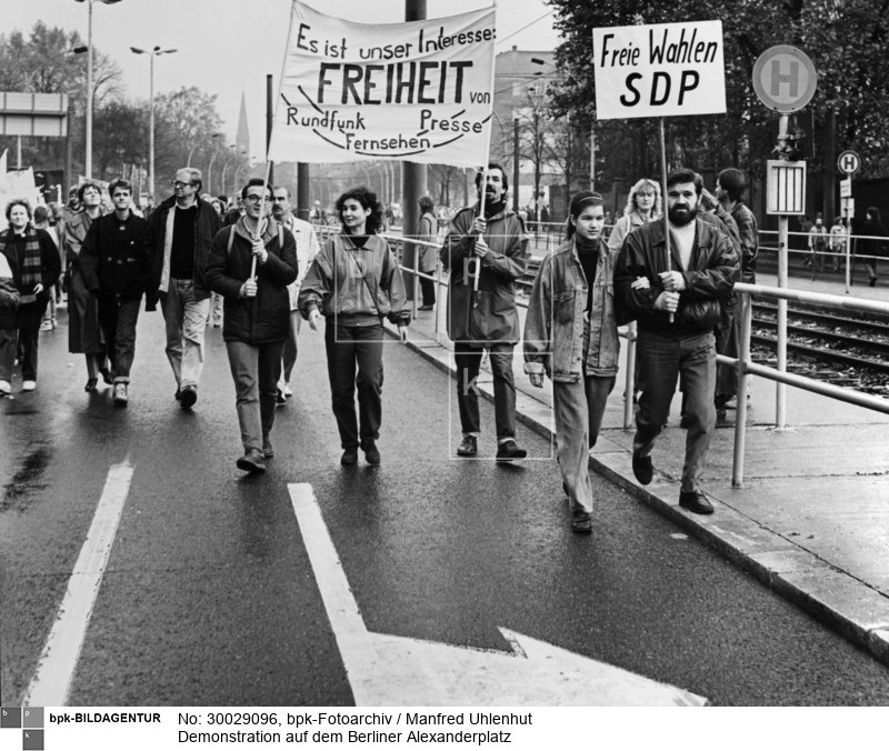 für Presse-, Meinungs- und Versammlungsfreiheit sowie für freie Wahlen<BR>Aufnahmedatum: 04.11.1990<BR>Material/Technik: Foto<BR>Aufnahmeort: Berlin (Ost)<BR>