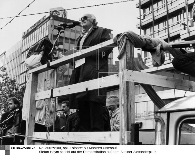 Fotograf: Manfred Uhlenhut <BR> für Presse-, Meinungs- und Versammlungsfreiheit sowie für freie Wahlen <BR> Der Schriftsteller Stefan Heym spricht <BR> Motiv 13 von 18 <BR> Aufnahmedatum: 04.11.1989 <BR> Aufnahmeort: Berlin (Ost) <BR> Systematik:  <BR> Geschichte / Deutschland / 20. Jh. / DDR / Gesellschaftliche Bewegungen / Bürgerrechtsbewegung / Demonstrationen / 4. November 1989
