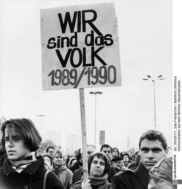 für Presse-, Meinungs- und Versammlungsfreiheit sowie für freie Wahlen<BR>Motiv 2 von 18<BR>Aufnahmedatum: 04.11.1989<BR>Aufnahmeort: Berlin (Ost)<BR>Systematik: <BR>Geschichte / Deutschland / 20. Jh. / DDR / Gesellschaftliche Bewegungen / Bürgerrechtsbewegung / Demonstrationen / 4.November 1989