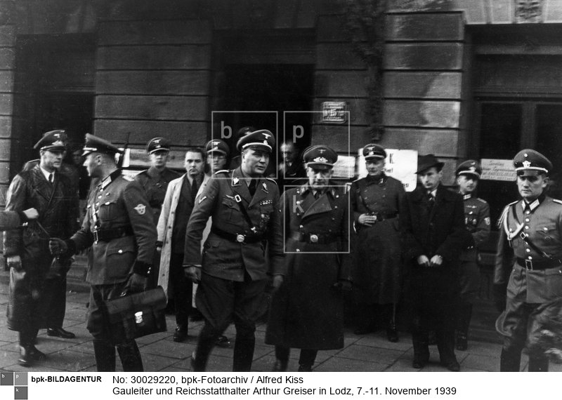 Greiser in seiner SS-Gruppenführer Uniform (Bildmitte links); Regierungspräsident Friedrich Uebelhoer (Bildmitte rechts)<BR>Aufnahmedatum: 07.11.1939<BR>Material/Technik: Foto<BR>Aufnahmeort: Lodz (Lodsch, 1940-45 Litzmannstadt), Reichsgau Posen (1939-40), Reichsgau Wartheland (1940-45), Deutsches Reich (durch Annexion) / Łódź, Polen<BR>Inventar-Nr.: Ki I/056/12<BR>