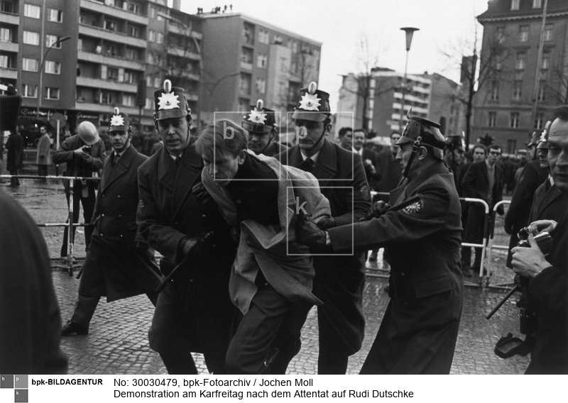 Die Polizei führt auf dem John F.Kenndy-Platz einen Demonstranten ab<BR>Aufnahmedatum: 12.04.1968<BR>Aufnahmeort: Berlin (West)<BR>Inventar-Nr.: Mo 1008-11<BR>Systematik: <BR>Geschichte / Deutschland / 20. Jh. / West-Berlin 1949-1990 / Gesellschaftliche Bewegungen / Außerparlamentarische Opposition  / Demonstrationen, Proteste / Attentat auf Dutschke