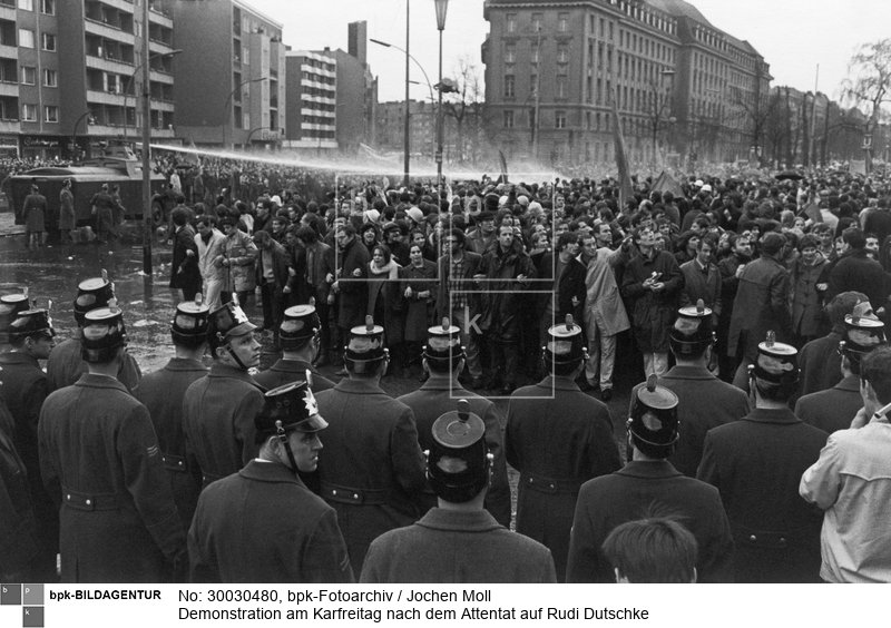 Polizei und Demonstranten stehen sich auf dem John F.Kennedy-Platz gegenüber<BR>Aufnahmedatum: 12.04.1968<BR>Aufnahmeort: Berlin (West)<BR>Inventar-Nr.: Mo 1003-52<BR>Systematik: <BR>Geschichte / Deutschland / 20. Jh. / West-Berlin 1949-1990 / Gesellschaftliche Bewegungen / Außerparlamentarische Opposition  / Demonstrationen, Proteste / Attentat auf Dutschke