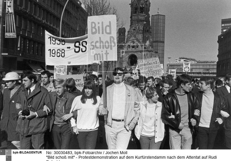 Polizei und Demonstranten stehen sich auf dem John F.Kennedy-Platz gegenüber<BR>Aufnahmedatum: 12.04.1968<BR>Aufnahmeort: Berlin (West)<BR>Inventar-Nr.: Mo 1020-61<BR>Systematik: <BR>Geschichte / Deutschland / 20. Jh. / West-Berlin 1949-1990 / Gesellschaftliche Bewegungen / Außerparlamentarische Opposition  / Demonstrationen, Proteste / Attentat auf Dutschke