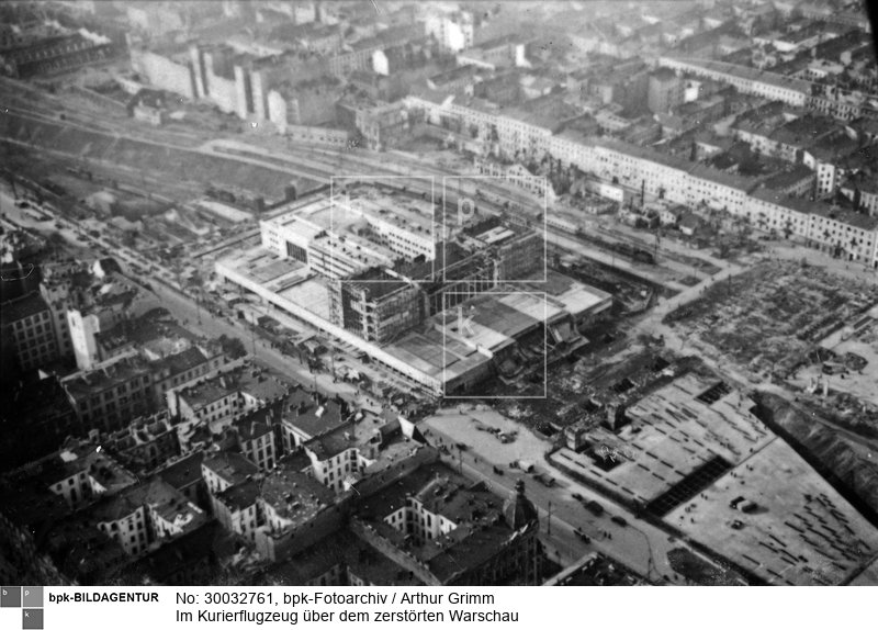 Gebäude des Hauptbahnhofs in der Jerozolimskie-Allee 
(im Auftrag des NS-Propagandaministeriums fotografiert und streng geheimgehalten)<BR>Aufnahmedatum: 30.09.1939<BR>Material/Technik: Foto<BR>Aufnahmeort: Warschau<BR>Inventar-Nr.: Gm WII2252-21