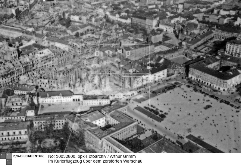 In der rechten unteren Ecke der Józef-Pilsudski-Platz, links das Sächsische Palais und das Palais Brühl, rwchts das Hotel "Europejski" 
(im Auftrag des NS-Propagandaministeriums fotografiert und streng geheimgehalten)<BR>Aufnahmedatum: 30.09.1939<BR>Material/Technik: Foto<BR>Aufnahmeort: Warschau<BR>Inventar-Nr.: Gm WII2255-26