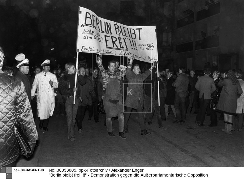 u.a. mit den Slogans "Dutschke raus aus West-Berlin", "Lieber tot als rot" und "Nieder mit dem SDS"<BR>Aufnahmedatum: 1967/68<BR>Aufnahmeort: Berlin (West)<BR>Systematik: <BR>Geschichte / Deutschland / 20. Jh. / West-Berlin 1949-1990 / Gesellschaftliche Bewegungen / Außerparlamentarische Opposition  / Demonstrationen, Proteste / Sonstige