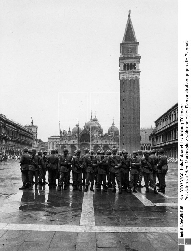 (Scan vom Neuprint)<BR>Aufnahmedatum: Juni 1968<BR>Material/Technik: Foto<BR>Aufnahmeort: Venedig / Italien<BR>Inventar-Nr.: Tü 68/110-34<BR>