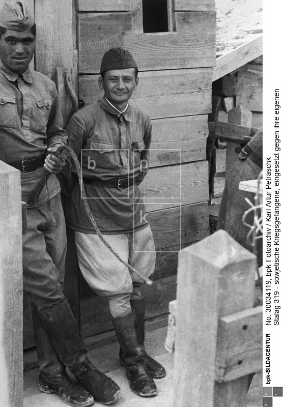 Kameraden als Lagerordnungskräfte (Lagerpolizei)<BR>Aufnahmedatum: 1941<BR>Material/Technik: Foto<BR>Aufnahmeort: bei Chelm (Polen)<BR>Inventar-Nr.: Pe WII12-2<BR>