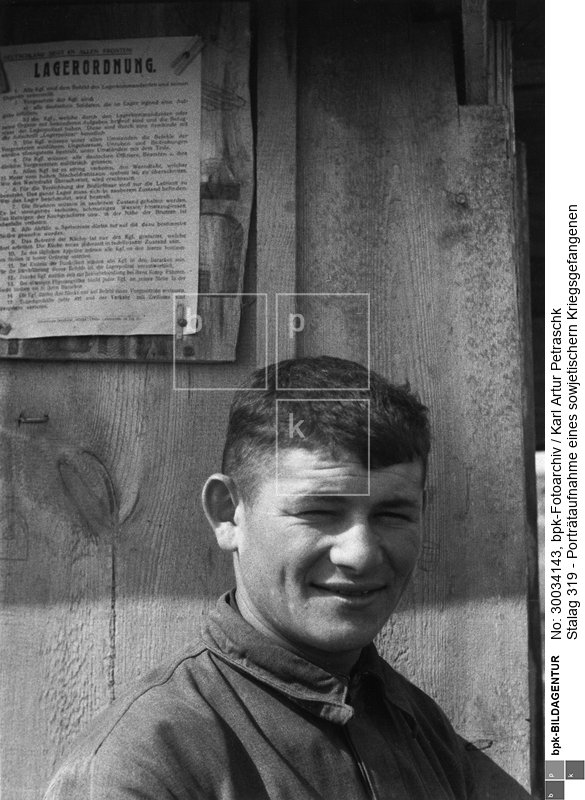 vor der Lagerordnung<BR>Aufnahmedatum: 1941<BR>Material/Technik: Foto<BR>Aufnahmeort: bei Chelm (Polen)<BR>Inventar-Nr.: Pe WII11-15<BR>