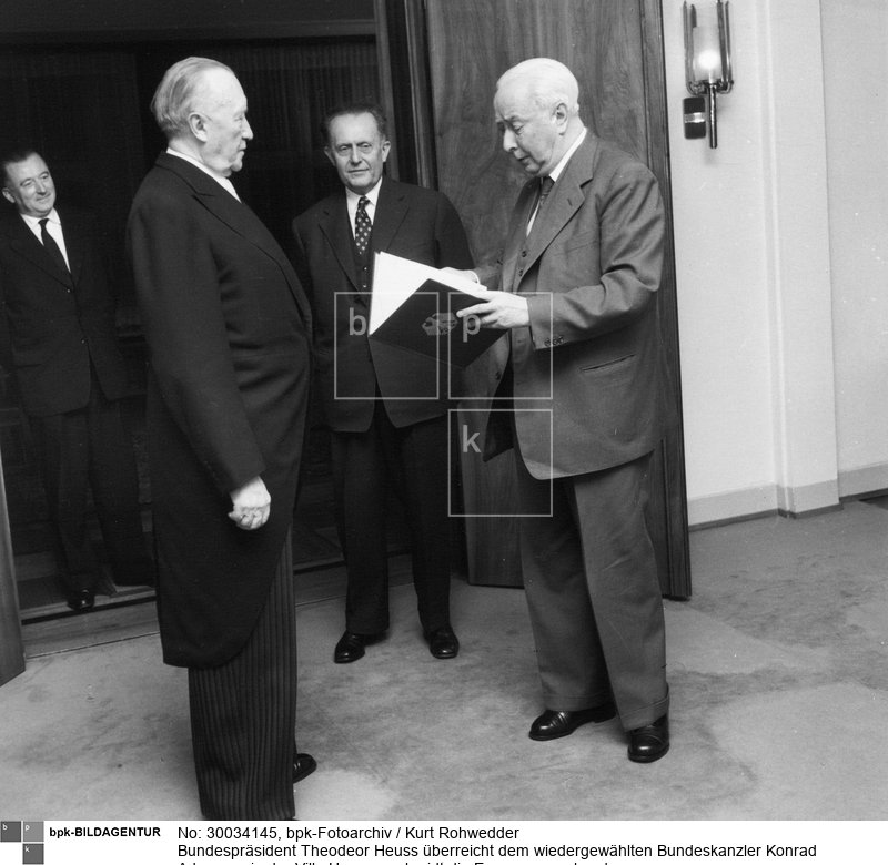 Fotograf: Kurt Rohwedder <BR> Aufnahmedatum: 29.10.1957 <BR> Aufnahmeort: Bonn <BR> Inventar-Nr.: Rw 57/008-03 <BR> Systematik:  <BR> Geschichte / Deutschland / 20. Jh. / Bundesrepublik Deutschland / Regierungssystem / Regierung / Adenauer 1957-61 / Kabinett