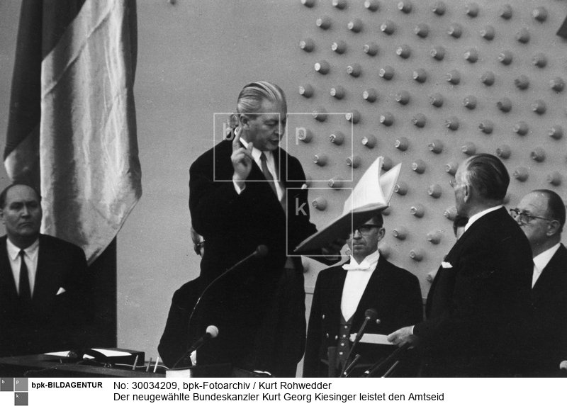 Fotograf: Kurt Rohwedder <BR> Rechts (von hinten) Bundestagspräsident Eugen Gerstenmaier. <BR> Motiv 1 von 2 <BR> Aufnahmedatum: 01.12.1966 <BR> Aufnahmeort: Bonn <BR> Inventar-Nr.: Rw 66/080-15 <BR> Systematik:  <BR> Geschichte / Deutschland / 20. Jh. / Bundesrepublik Deutschland / Regierungssystem / Regierung / Kiesinger 1966-69 / Kabinett / Wahl, Vereidigung