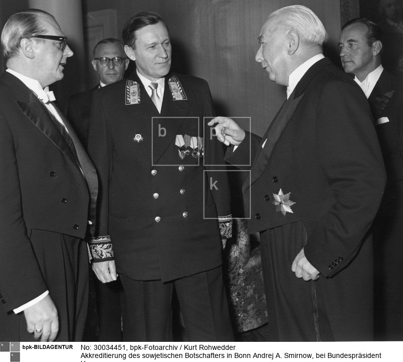 Aufnahmedatum: 03.11.1956<BR>Aufnahmeort: Bonn<BR>Inventar-Nr.: Rw 57/002A-1<BR>Systematik: <BR>Geschichte / Deutschland / 20. Jh. / Bundesrepublik Deutschland / Außenpolitik / Europa / UdSSR / Diplomatische Vertretungen