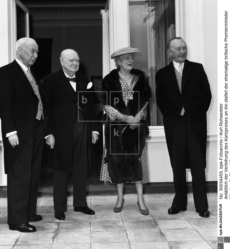 Fotograf: Kurt Rohwedder <BR> (2.von links) mit seiner Frau auch Bundespräsident Heuss und Bundeskanzler Adenauer einen Höflichkeitsbesuch in der Villa Hammerschmidt ab <BR> Aufnahmedatum: Mai 1956 <BR> Aufnahmeort: Bonn <BR> Inventar-Nr.: Rw 57/005-08 <BR> Systematik:  <BR> Geschichte / Deutschland / 20. Jh. / Bundesrepublik Deutschland / Außenpolitik / Europa / Großbritannien / Sonstige Politische Beziehungen