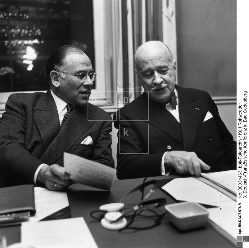 Bundestagspräsident Eugen Gerstenmaier (links), und der ehemalige französische Botschafter in Bonn und jetzige Präsident des Rates der Europäischen Bewegung, André Francois-Poncet<BR>Motiv 2 von 2<BR>Aufnahmedatum: 29.11.1957<BR>Aufnahmeort: Bonn<BR>Inventar-Nr.: Rw 57/019-02<BR>Systematik: <BR>Geschichte / Deutschland / 20. Jh. / Bundesrepublik Deutschland / Außenpolitik / Europa / Frankreich / Sonstige politische Beziehungen