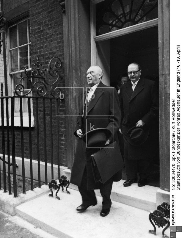 Adenauer und Außenminister Heinrich von Brentano (r.) verlassen Downing Street 10, den Amtssitz des britischen Premierminister Macmillan<BR>Motiv 1 von 2<BR>Aufnahmedatum: April 1958<BR>Aufnahmeort: London<BR>Inventar-Nr.: Rw 58/060-08<BR>Systematik: <BR>Geschichte / Deutschland / 20. Jh. / Bundesrepublik Deutschland / Außenpolitik / Europa / Großbritannien / Staatsbesuche in GB / 1958