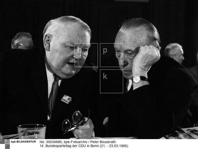 Der neugewählte Parteivorsitzende, Bundeskanzler Ludwig Erhard (links), sein Vorgänger in beiden Ämtern, Konrad Adenauer<BR>Aufnahmedatum: März 1966<BR>Material/Technik: Foto<BR>Aufnahmeort: Bonn / BRD<BR>