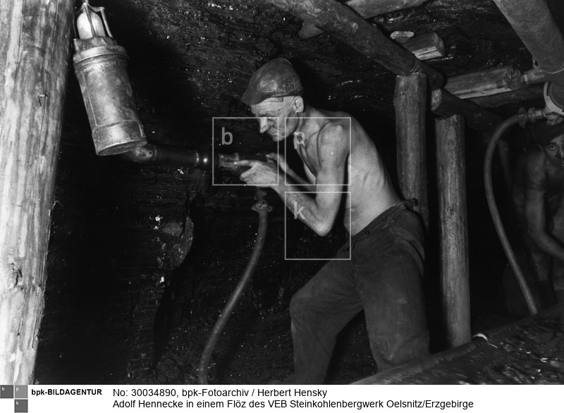 Hennecke gab am 13. Oktober 1948 mit einer Schichtleistung von 24,4 m³ (387 % der Norm) den Anstoß zur Aktivisten- (Hennecke-) Bewegung in der DDR-Wirtschaft nach dem Vorbild der sowjetischen Stachanow-Methode<BR>Aufnahmedatum: Oktober 1948<BR>Material/Technik: Foto<BR>Aufnahmeort: Oelsnitz (Sachsen)<BR>Inventar-Nr.: Hy 0276/0419-1.R,3vl<BR>