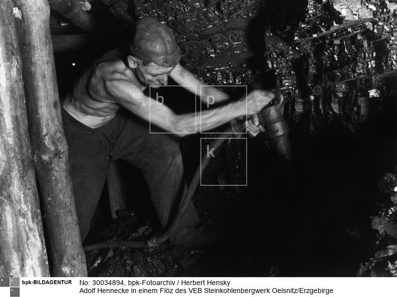 Hennecke gab am 13. Oktober 1948 mit einer Schichtleistung von 24,4 m³ (387 % der Norm) den Anstoß zur Aktivisten- (Hennecke-) Bewegung in der DDR-Wirtschaft nach dem Vorbild der sowjetischen Stachanow-Methode<BR>Aufnahmedatum: Oktober 1948<BR>Material/Technik: Foto<BR>Aufnahmeort: Oelsnitz (Sachsen)<BR>Inventar-Nr.: Hy 0276/0419-2.R,1vl<BR>