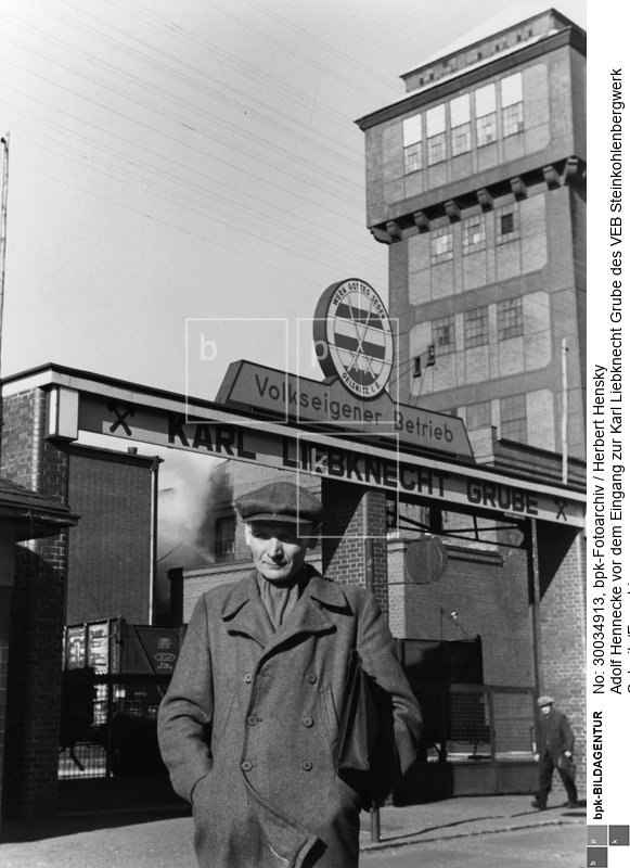 Hennecke gab am 13. Oktober 1948 mit einer Schichtleistung von 24,4 m³ (387 % der Norm) den Anstoß zur Aktivisten- (Hennecke-) Bewegung in der DDR-Wirtschaft nach dem Vorbild der sowjetischen Stachanow-Methode.<BR>Aufnahmedatum: Oktober 1948<BR>Material/Technik: Foto<BR>Aufnahmeort: Oelsnitz (Sachsen)<BR>Inventar-Nr.: Hy 0276/0420-3.R,2vl<BR>