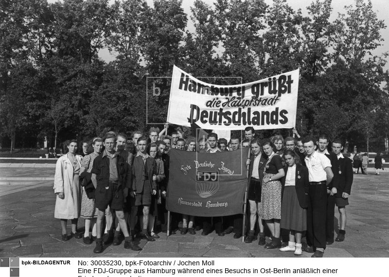 Fotograf: Jochen Moll <BR> Aufnahmedatum: September 1949 <BR> Aufnahmeort: Berlin (Ost) <BR> Inventar-Nr.: Mo 0226-28 <BR> Systematik:  <BR> Geschichte / Deutschland / 20. Jh. / Nachkriegszeit: Westzonen / Bevölkerung / Kinder und Jugendliche / Jugendliche / Allgemeines