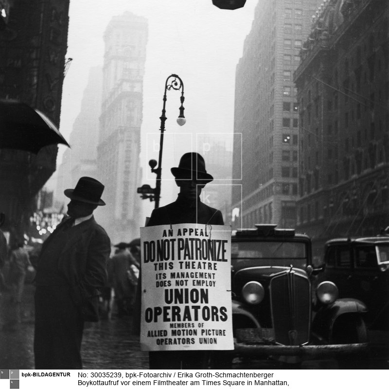 Fotograf: Erika Groth-Schmachtenberger <BR> das die Beschäftigung von Gewerkschaftsmitgliedern verweigert <BR> Aufnahmedatum: 1934 <BR> Aufnahmeort: New York City <BR> Inventar-Nr.: GS A070 <BR> Systematik:  <BR> Geschichte / Amerika / USA / 20. Jh. / Verbände, Gewerkschaften / allgemein