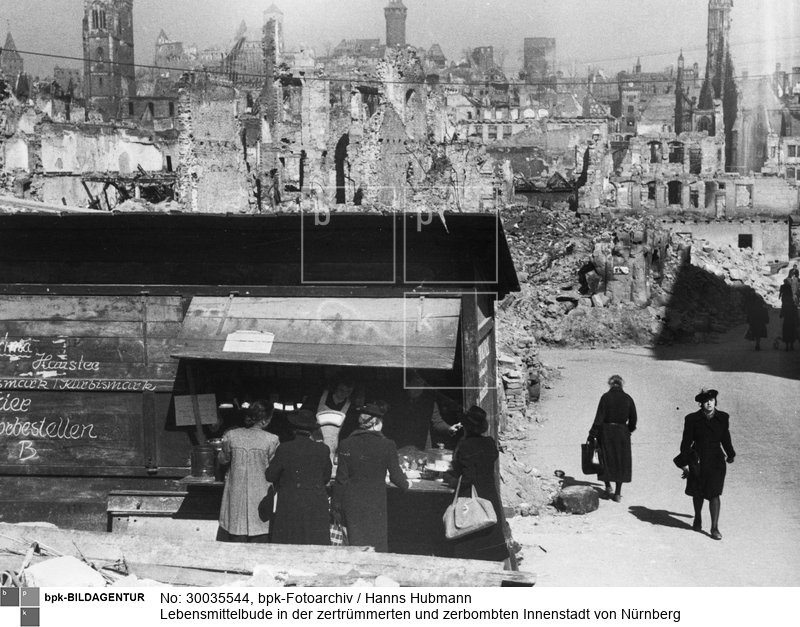 Fotograf: Hanns Hubmann <BR> Aufnahmedatum: Herbst 1946 <BR> Aufnahmeort: Nürnberg <BR> Inventar-Nr.: Hu 02730-02 <BR> Systematik:  <BR> Geschichte / Deutschland / 20. Jh. / Nachkriegszeit: Westzonen / Wirtschaft / Handel / Einzelhandel
