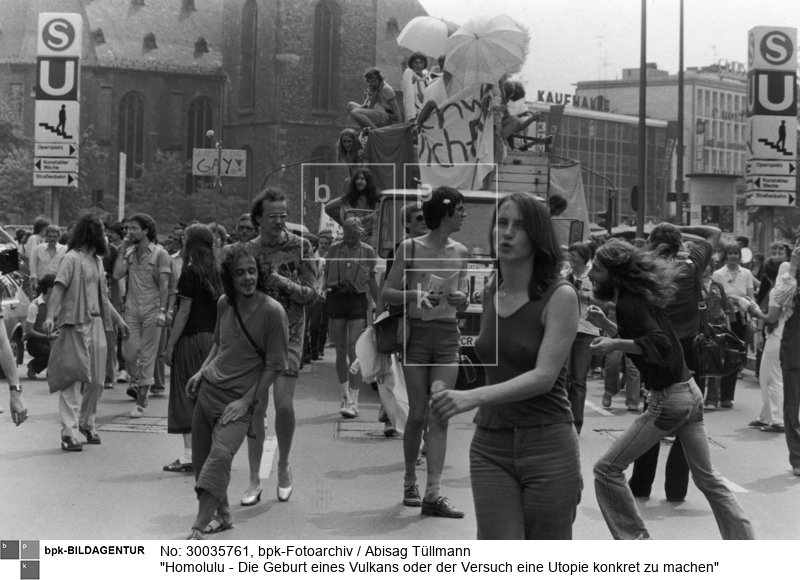 Internationales Treffen der Nationalen Arbeitsgemeinschaft Repression gegen Schwule (NARGS), 23.-29.7.1979; Demonstration in der Innenstadt (Scan vom Neuprint)<BR>Aufnahmedatum: 28.07.1979<BR>Material/Technik: Foto<BR>Aufnahmeort: Frankfurt am Main / Deutschland<BR>