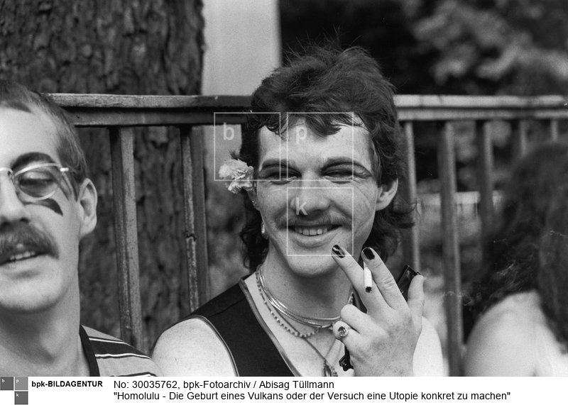 Internationales Treffen der Nationalen Arbeitsgemeinschaft Repression gegen Schwule (NARGS), 23.-29.7.1979; Demonstration in der Innenstadt (Scan vom Neuprint)<BR>Aufnahmedatum: 28.07.1979<BR>Material/Technik: Foto<BR>Aufnahmeort: Frankfurt am Main / Deutschland<BR>