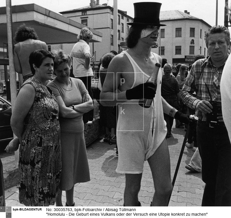 Internationales Treffen der Nationalen Arbeitsgemeinschaft Repression gegen Schwule (NARGS), 23.-29.7.1979; Demonstration in der Innenstadt (Scan vom Neuprint)<BR>Aufnahmedatum: 28.07.1979<BR>Material/Technik: Foto<BR>Aufnahmeort: Frankfurt am Main / Deutschland<BR>
