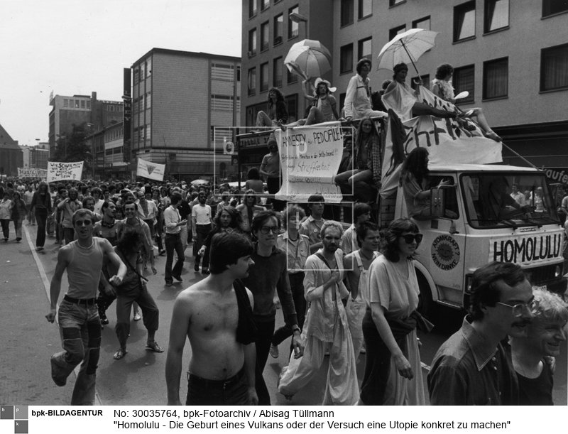 Internationales Treffen der Nationalen Arbeitsgemeinschaft Repression gegen Schwule (NARGS), 23.-29.7.1979; Demonstration in der Innenstadt (Scan vom Neuprint)<BR>Aufnahmedatum: 28.07.1979<BR>Material/Technik: Foto<BR>Aufnahmeort: Frankfurt am Main / Deutschland<BR>
