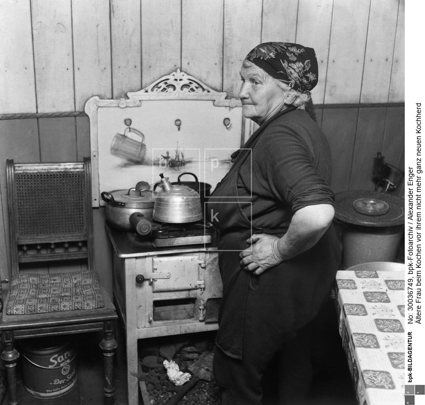 Aufnahmedatum: um 1965 <br> Aufnahmeort: Berlin (West) <br> Inventar-Nr.: Eg a046/2-08 <br> Systematik:  <br> Geschichte / Deutschland / 20. Jh. / West-Berlin 1949-1990 / Bevölkerung / Frauen / Hausarbeit