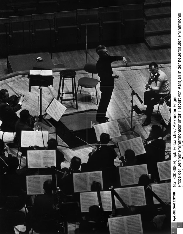 Fotograf: Alexander Enger <BR> Motiv 2 von 2 <BR> Aufnahmedatum: 1963 <BR> Aufnahmeort: Berlin (West) <BR> Inventar-Nr.: Eg A263/1-14A <BR> Systematik:  <BR> Geschichte / Deutschland / 20. Jh. / West-Berlin 1949-1990 / Kunst und Kultur / Musik / Allgemeines