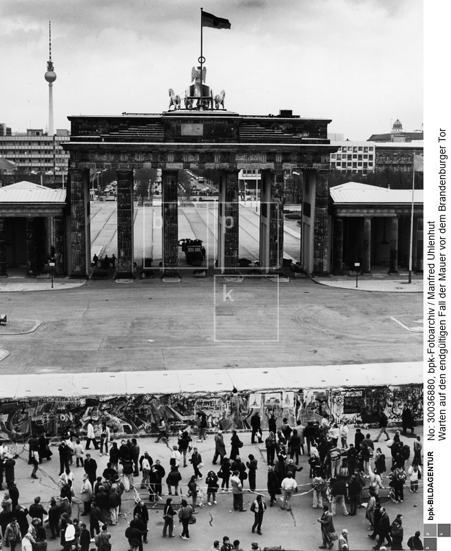 Fotograf: Manfred Uhlenhut <BR> Aufnahmedatum: 10.11.1989 <BR> Aufnahmeort: Berlin (West) <BR> Systematik:  <BR> Geschichte / Deutschland / 20. Jh. / West-Berlin 1949-1990 / Mauer / Mauerfall / Brandenburger Tor / 9.-11.Nov.1989
