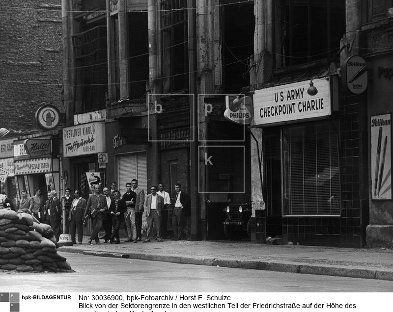 Fotograf: Horst E. Schulze <BR> Aufnahmedatum: 20.08.1961 <BR> Aufnahmeort: Berlin <BR> Inventar-Nr.: Sz 370-x <BR> Systematik:  <BR> Geschichte / Deutschland / 20. Jh. / West-Berlin 1949-1990 / Mauer / Checkpoint Charlie